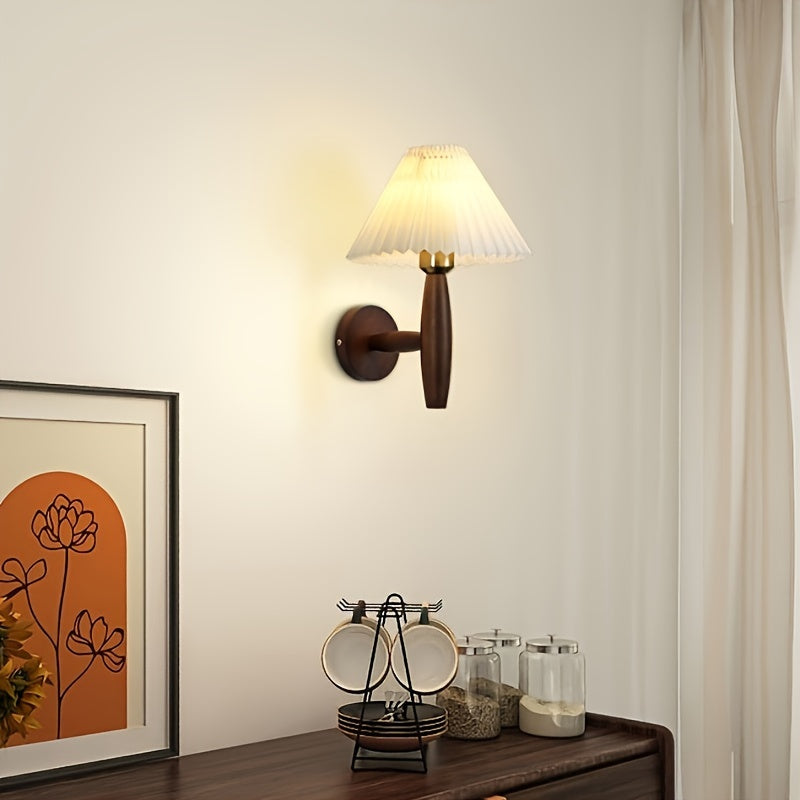 Wandlamp Hout met Plissé Kap – Retro Bedlamp in Nordic Stijl