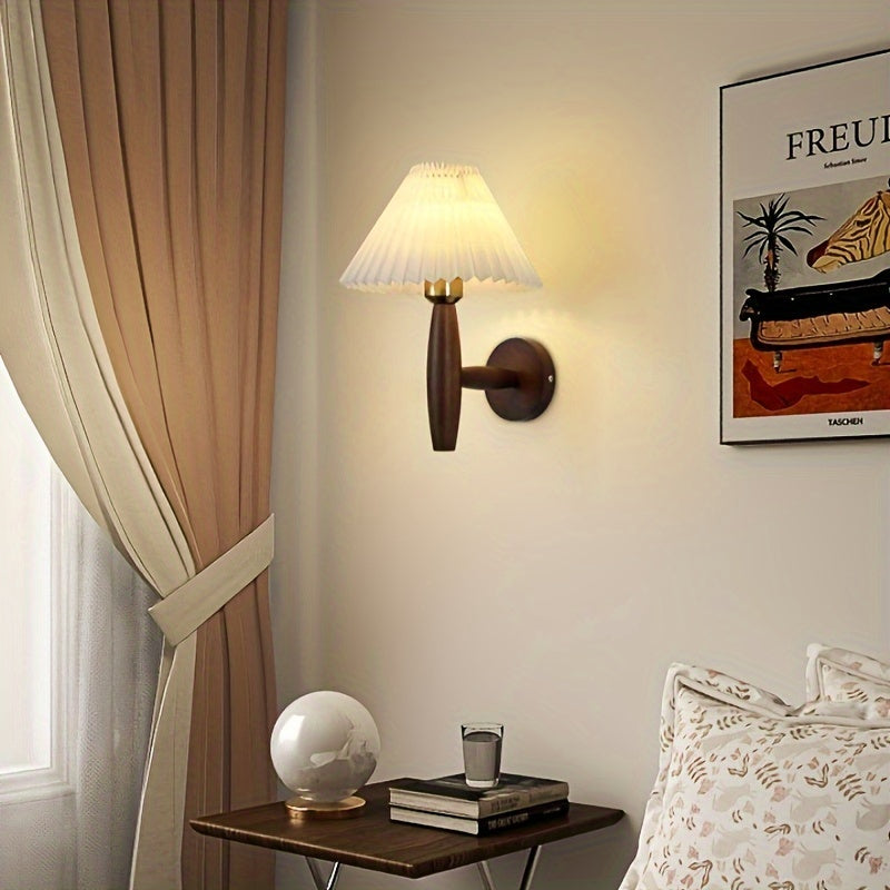 Wandlamp Hout met Plissé Kap – Retro Bedlamp in Nordic Stijl
