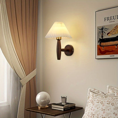 Wandlamp Hout met Plissé Kap – Retro Bedlamp in Nordic Stijl