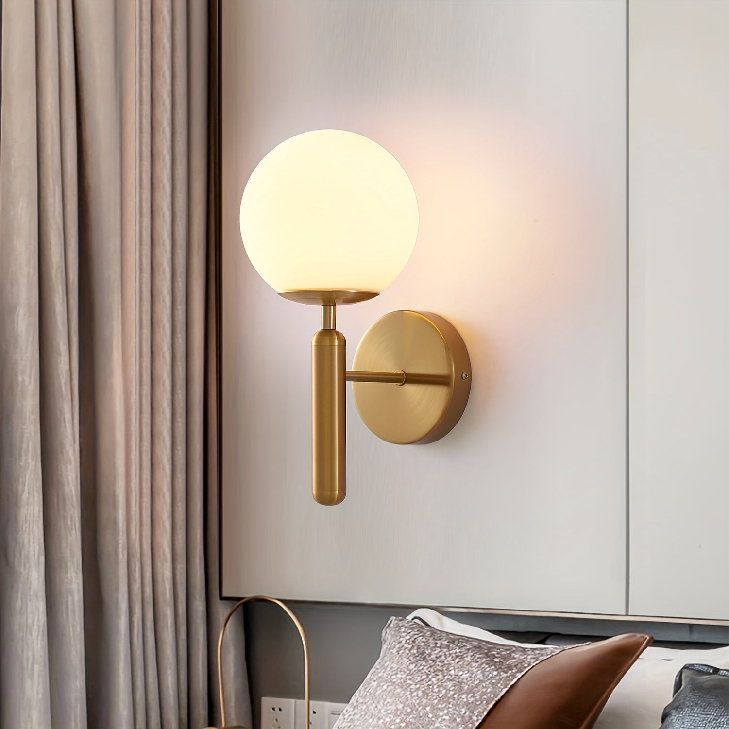 Wandlamp Glazen Bol – Moderne Sconce met Gepolijst Metaal voor Hal & Badkamer