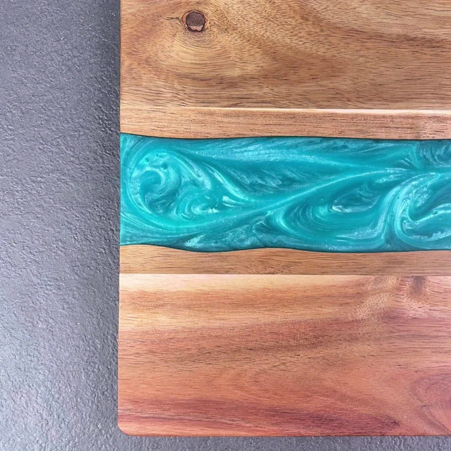 Serveerplank Acaciahout met Rivierdesign – Hars Snijplank & Kaasplank