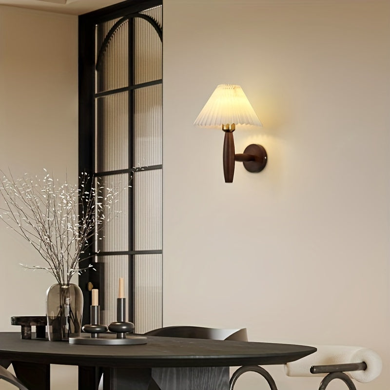 Wandlamp Hout met Plissé Kap – Retro Bedlamp in Nordic Stijl