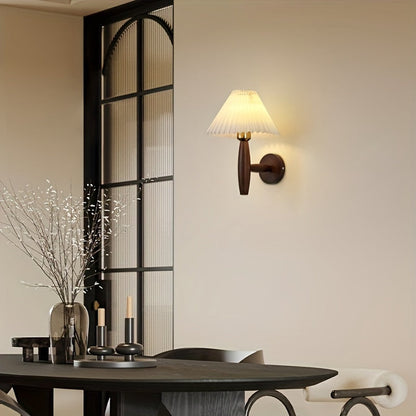 Wandlamp Hout met Plissé Kap – Retro Bedlamp in Nordic Stijl