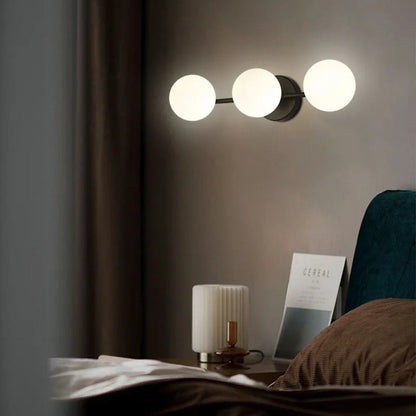 Wandlamp Drie Glazen Bollen – Nordic LED Sfeerlamp voor Woonkamer & Hal