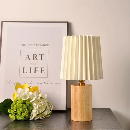 Tafellamp Geplooide Kap – Nordic Sfeerlamp met Houten Voet