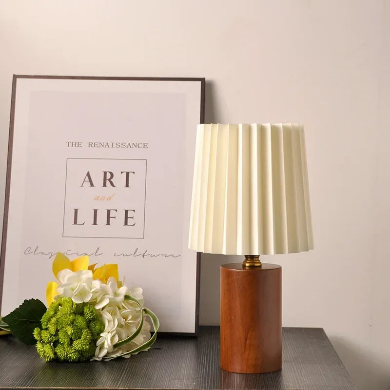 Tafellamp Geplooide Kap – Nordic Sfeerlamp met Houten Voet