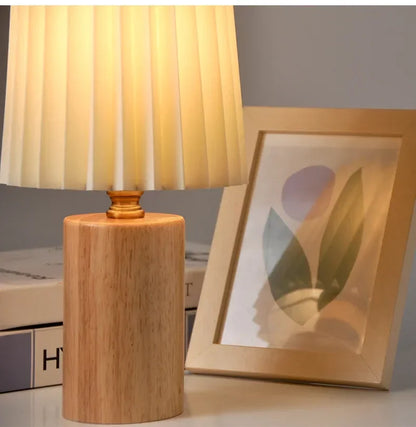 Tafellamp Geplooide Kap – Nordic Sfeerlamp met Houten Voet
