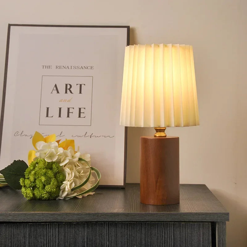 Tafellamp Geplooide Kap – Nordic Sfeerlamp met Houten Voet