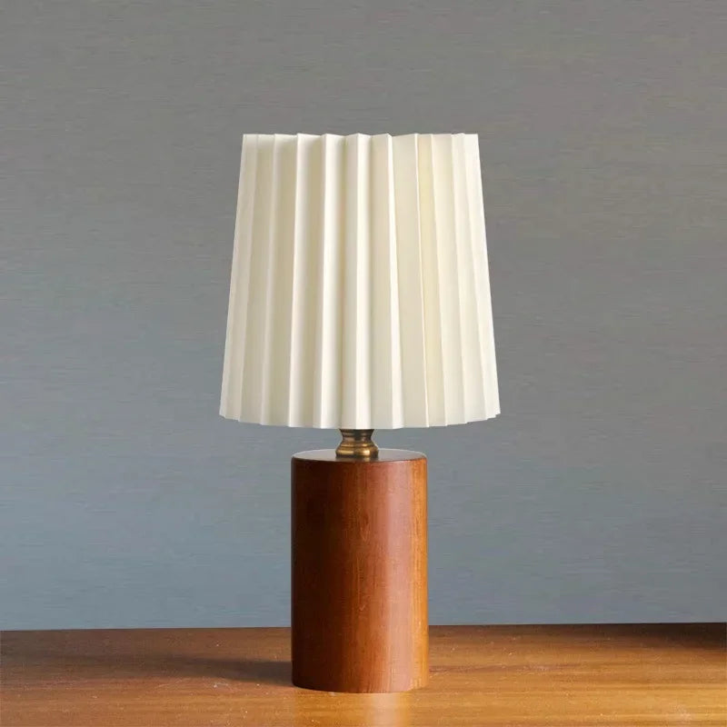Tafellamp Geplooide Kap – Nordic Sfeerlamp met Houten Voet