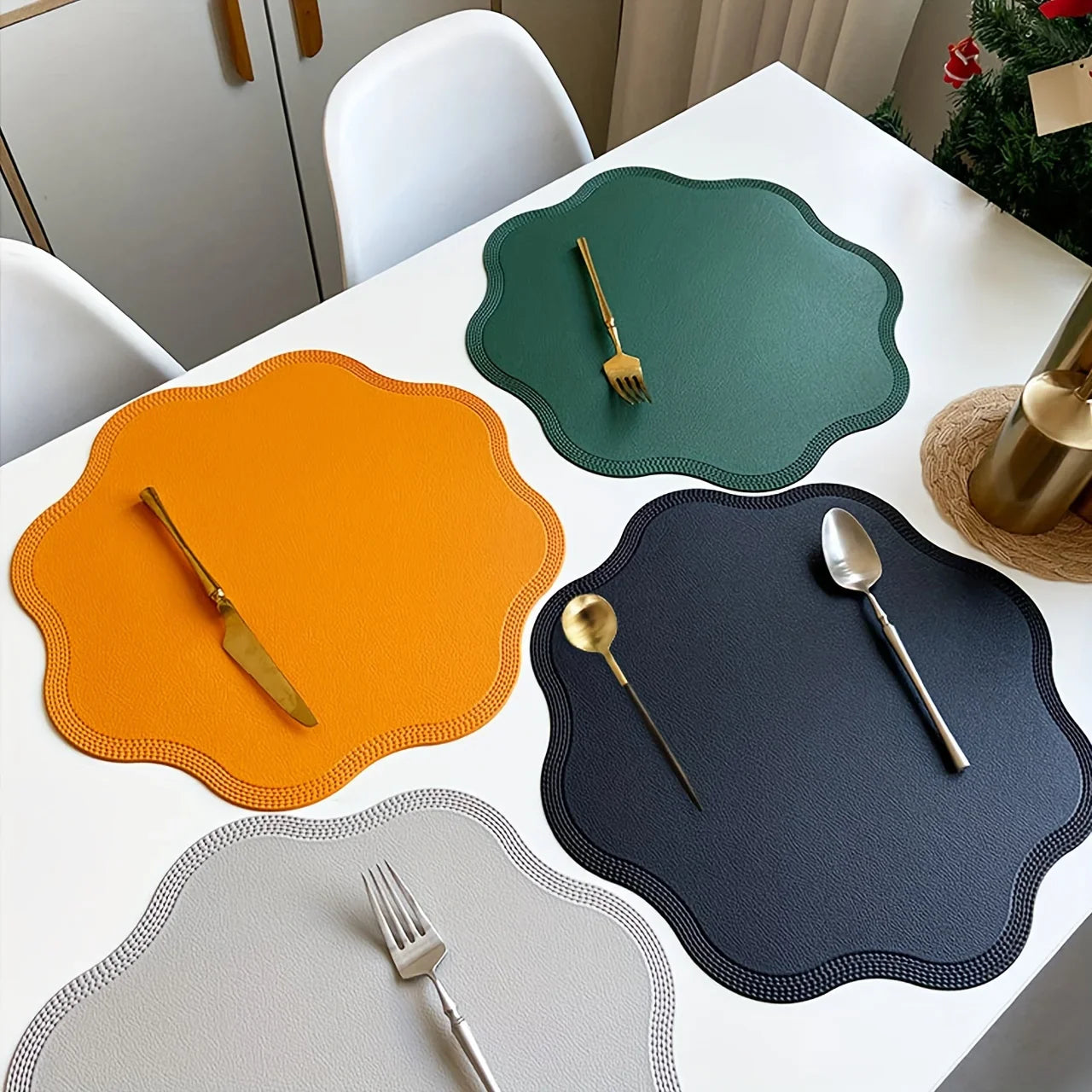 Placemats Rond Leerlook met Bloemenreliëf – Luxe Antislip Placemats, Set van 4 of 6