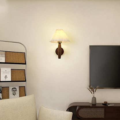 Wandlamp Hout met Plissé Kap – Retro Bedlamp in Nordic Stijl