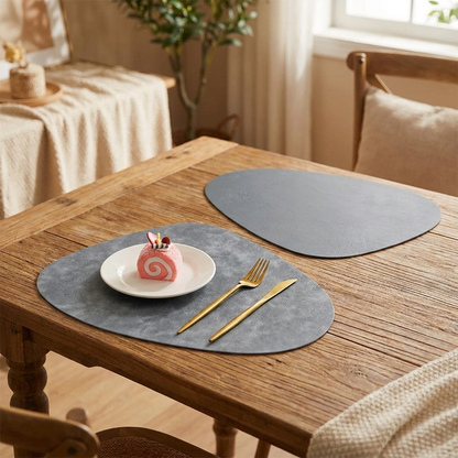 Leerlook placemats op gedekte tafel
