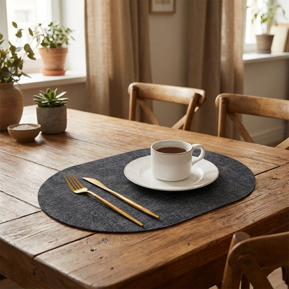 Ovale leerlook placemats op eettafel
