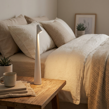 Oplaadbare LED tafellamp op nachtkastje