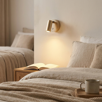 Magnetische wandlamp naast bed