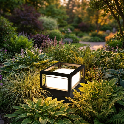 Aluminium tuinlamp in border bij schemering