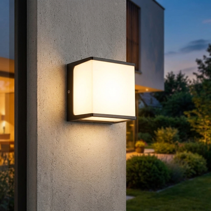 Kubus buitenlamp op moderne gevel