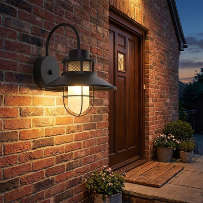 Industriele buitenlamp met glas op gevel