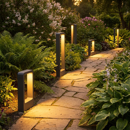 Staande tuinlamp langs tuinpad