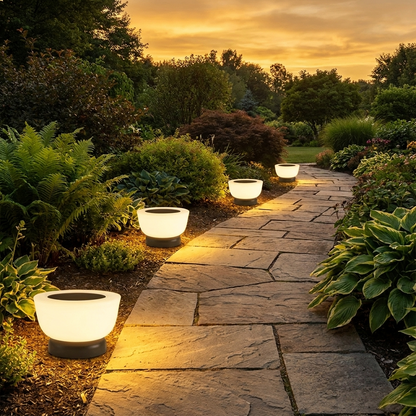 Solar tuinlamp langs pad