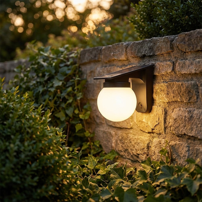 Solar bol wandlamp op tuinmuur