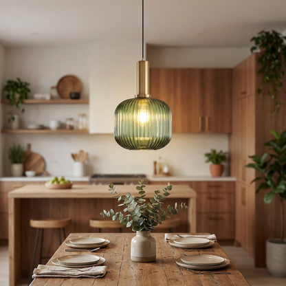 Ribbelglas hanglamp boven eettafel