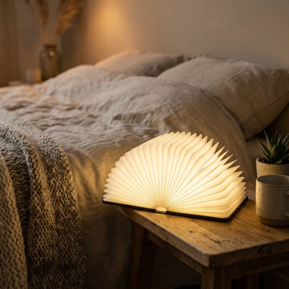 Opvouwbare boeklamp op nachtkastje
