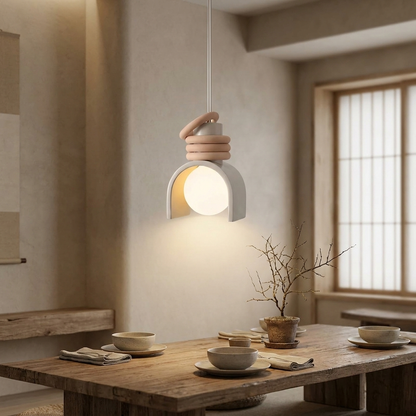 Wabi-sabi hanglamp boven eettafel