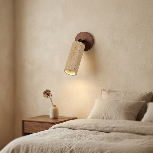 Wabi-sabi travertijn wandlamp in slaapkamer