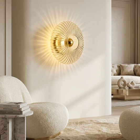 Glazen schijf wandlamp in woonkamer