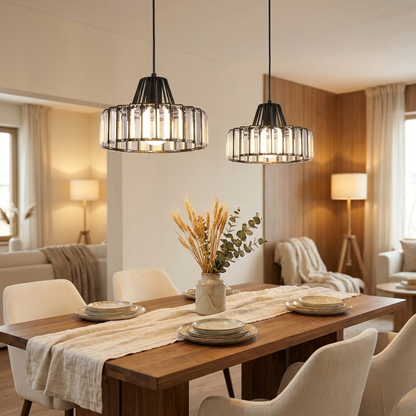 Kristallen hanglamp boven eettafel