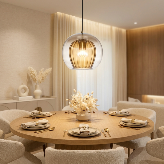 Glazen bol hanglamp boven eettafel
