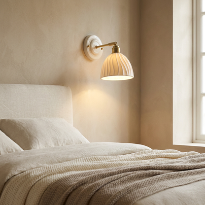 Crème keramiek wandlamp in slaapkamer
