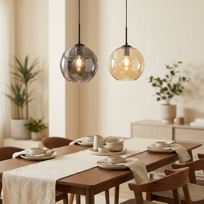 Glazen bol hanglamp rookglas boven eettafel