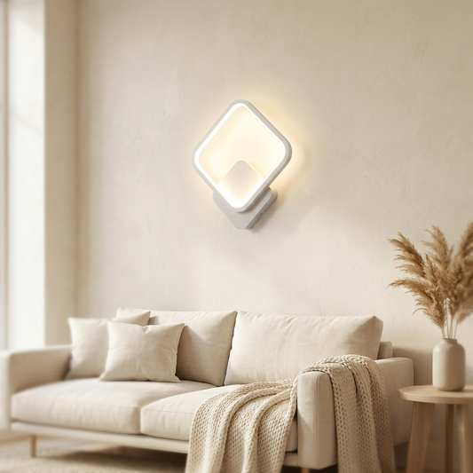 Vierkante geometrische wandlamp in woonkamer