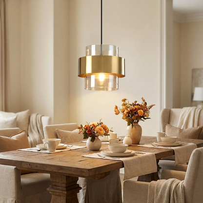 Messing cilinder hanglamp boven eettafel